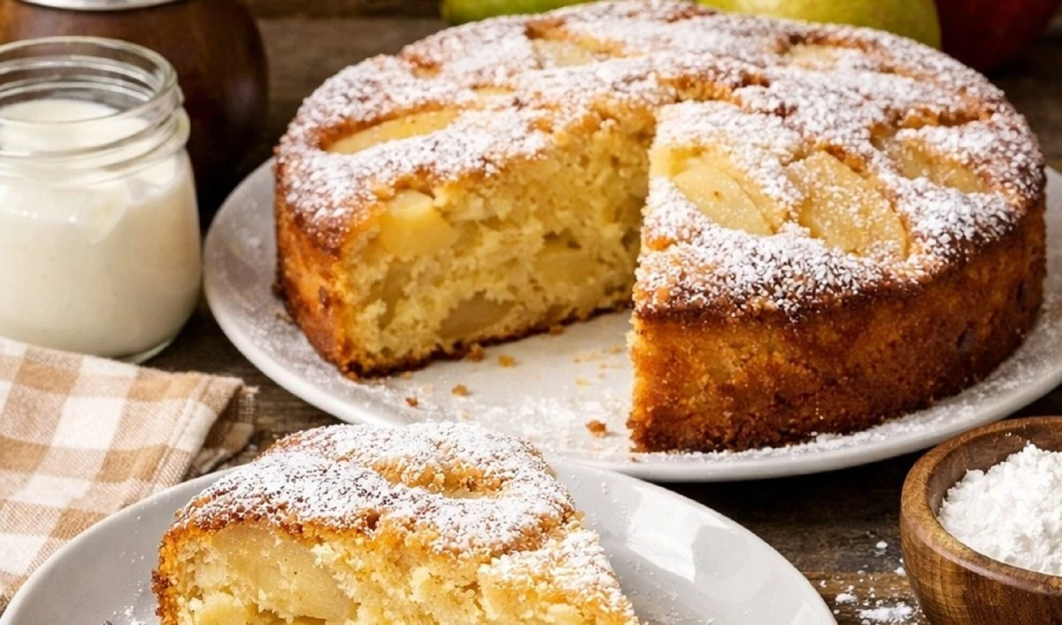 Il segreto per una torta allo yogurt soffice con pere o mele: pronta in 15 minuti