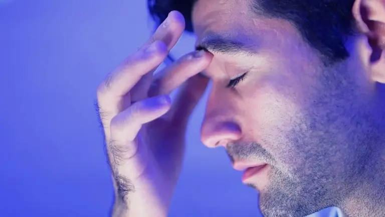 La stanchezza cronica assottiglia la guaina dei tuoi neuroni: la scienza svela il danno cerebrale nascosto