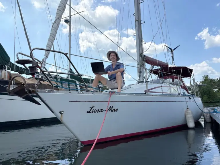 Lavoro remoto su una barca a vela: il mio ufficio è il mare, ma il mio turno inizia alle 21