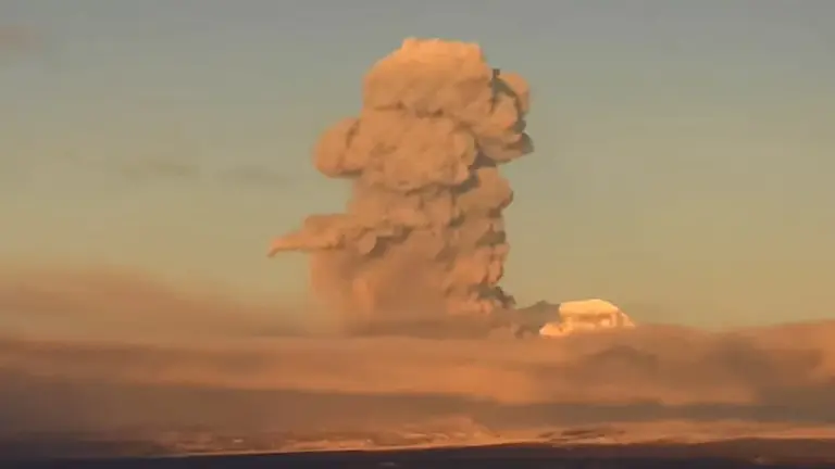L'eruzione del vulcano Sheveluch in Kamchatka: una nube di cenere alta 9 km oscura il cielo
