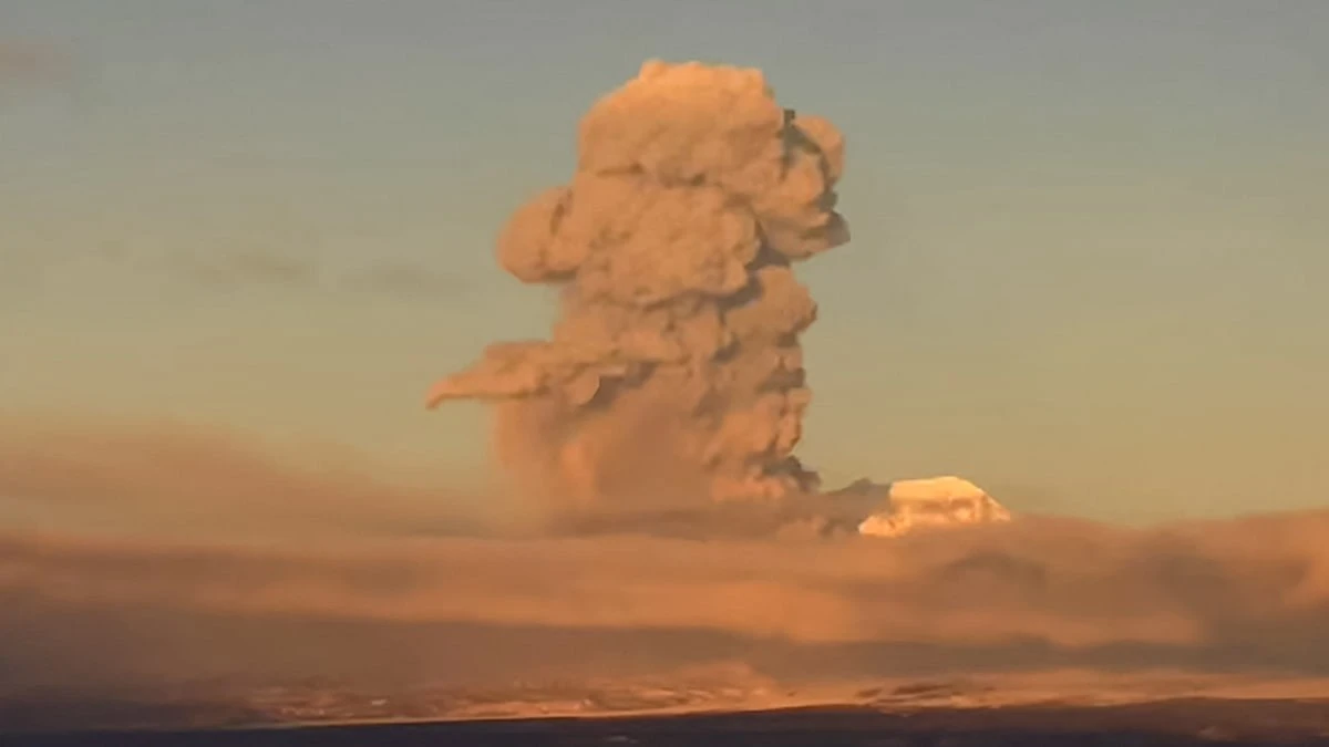 L'eruzione del vulcano Sheveluch in Kamchatka: una nube di cenere alta 9 km oscura il cielo