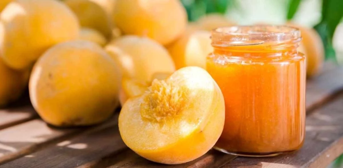 Marmellata di pesche fatta in casa: 3 ingredienti per un gusto d'estate senza pensieri
