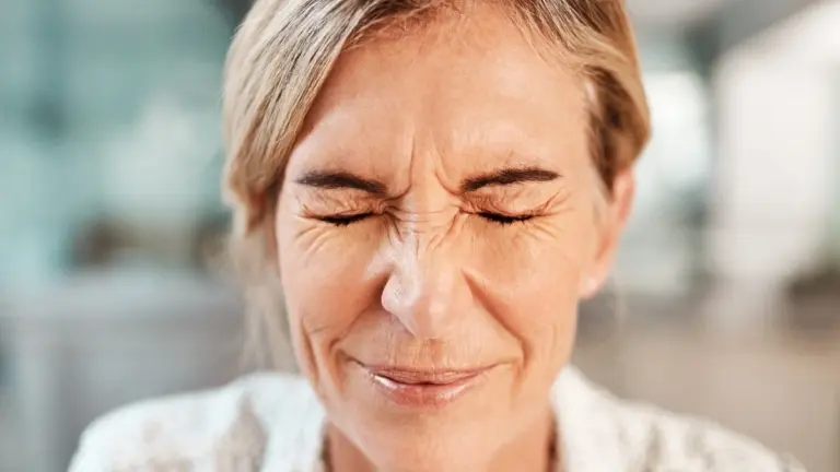 Ti trema la palpebra? Prima di allarmarti, considera questi fattori scientifici