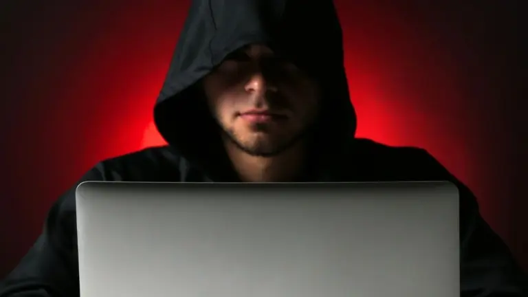 5 segnali che rivelano una truffa d'amore online prima che sia troppo tardi