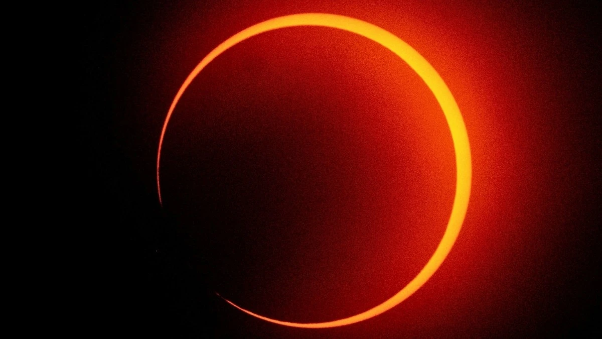 Antartide: uno spettacolare "anello di fuoco" illumina un'eclissi solare rara