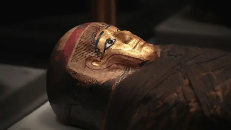 Antichi miasmi dal passato: scienziati "annusano" le mummie egizie per svelare i loro segreti.