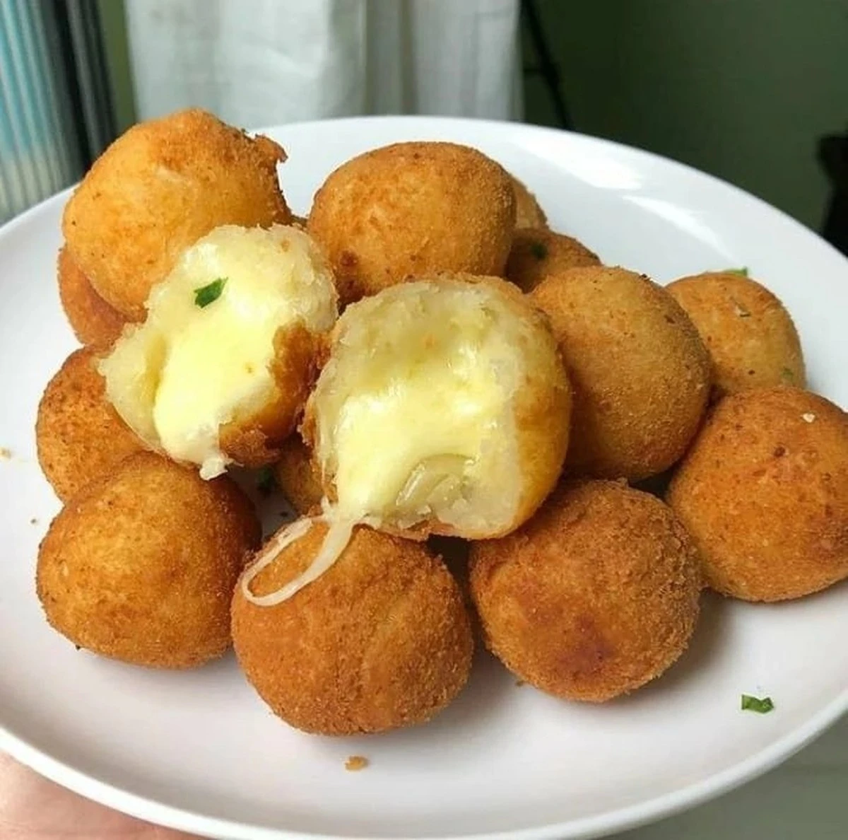 Bombe di patate filanti al formaggio: la ricetta furba per un pranzo bambini (e adulti!) che non stanca mai