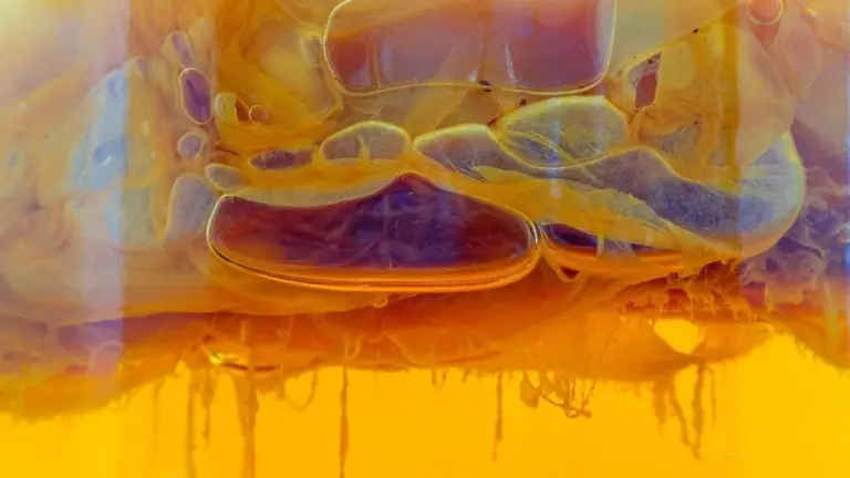 Come una melma appiccicosa potrebbe aver dato inizio alla vita, prima ancora delle cellule