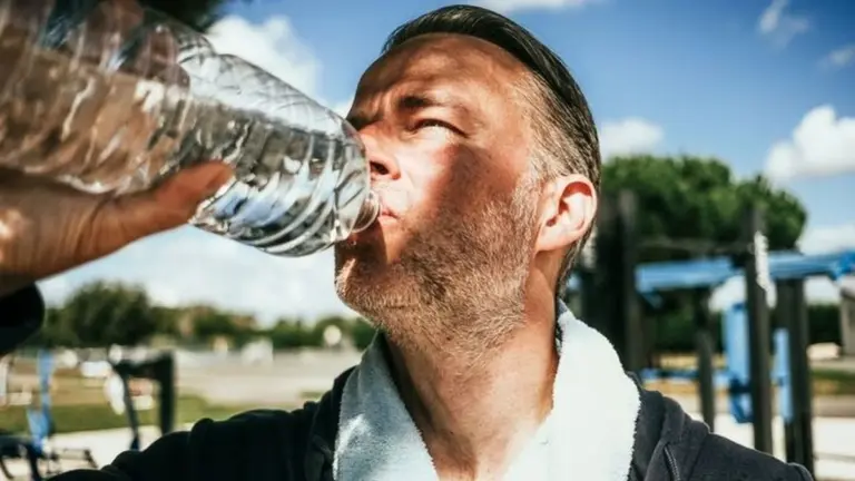 Forever chemicals: l'invecchiamento accelerato negli uomini di mezza età è legato a queste sostanze