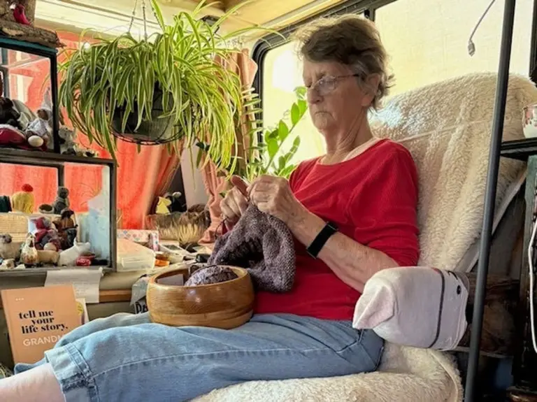 Ho vissuto 31 anni nella stessa casa: a 80 anni mi sono trasferita in un camper e ho trovato la pace