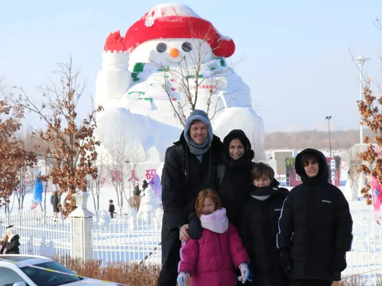 La Famiglia che ha Sfidato Ogni Aspettativa: Come un Trasferimento in Cina ha Riscritto le Regole della Loro Vita