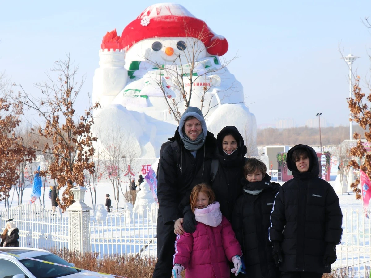 La Famiglia che ha Sfidato Ogni Aspettativa: Come un Trasferimento in Cina ha Riscritto le Regole della Loro Vita