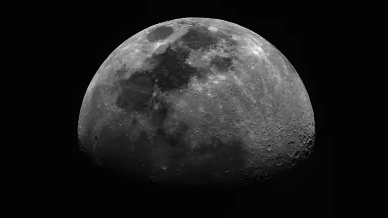 La Luna è molto più viva di quanto pensassi: 2.634 crepe rivelano un pianeta che si sta ancora contraendo