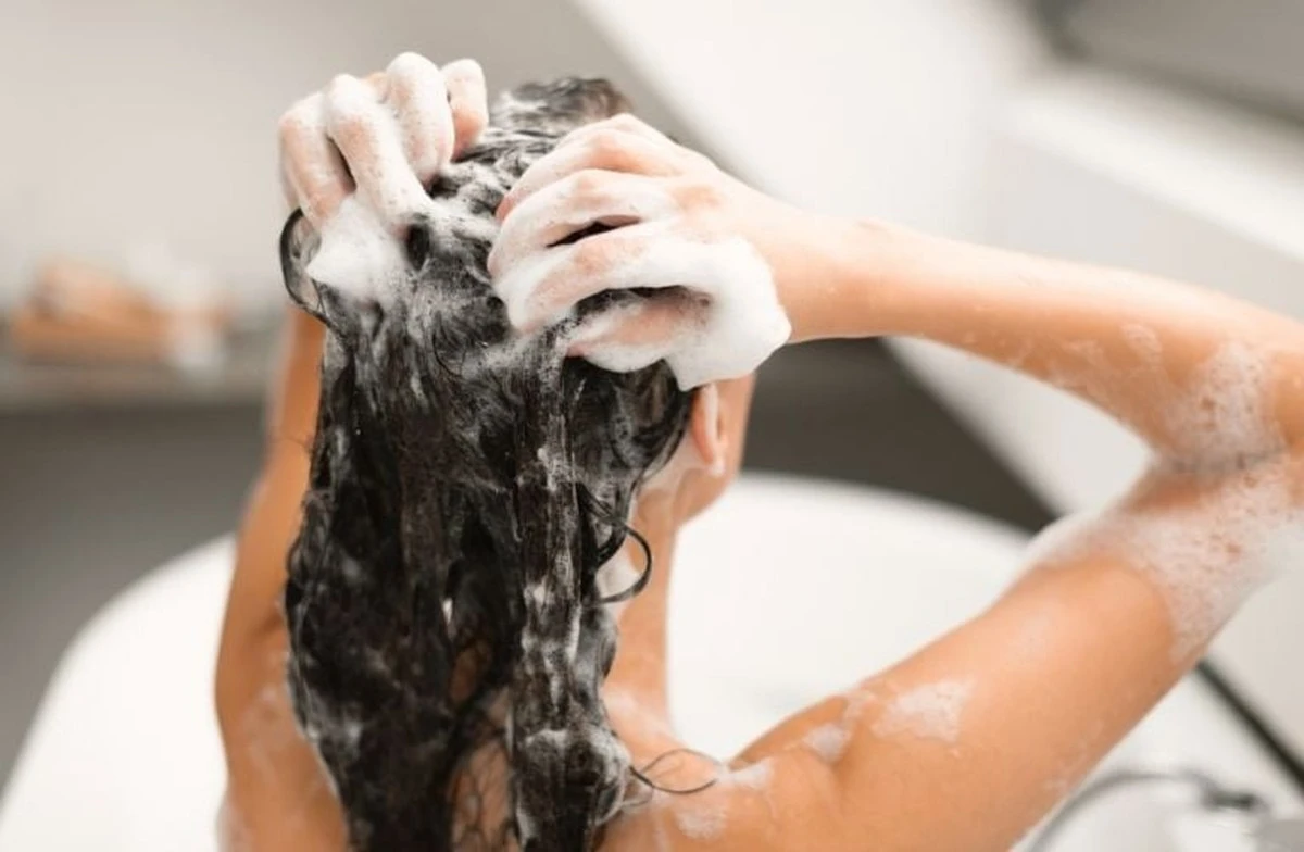 Lo zucchero nello shampoo: il trucco che trasforma il tuo cuoio capelluto
