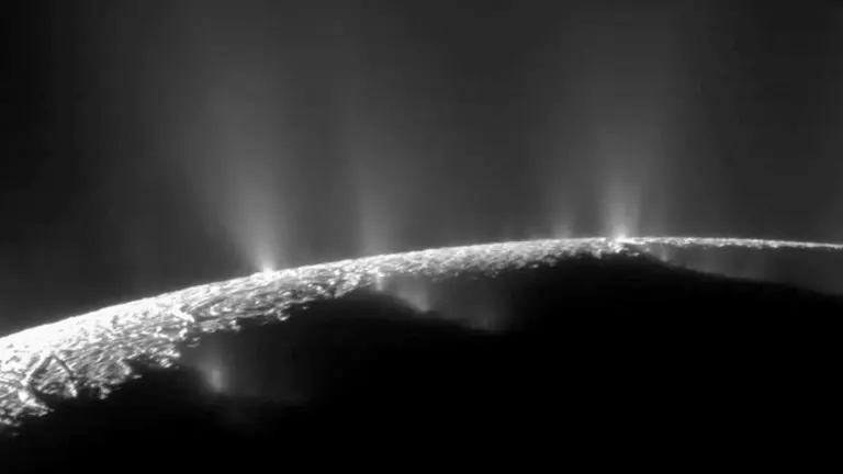Oceano di onde elettromagnetiche: la piccola luna di Saturno crea una rete invisibile a milioni di chilometri