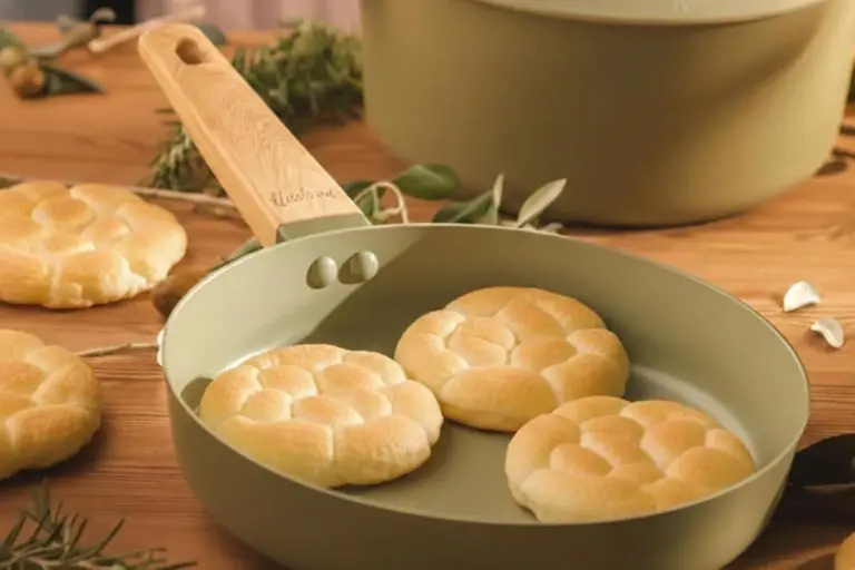 Pane fatto in casa in padella: la ricetta facile al formaggio che si prepara in pochi minuti