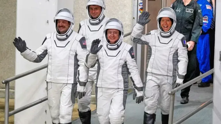 Quattro Nuovi Astronauti Raggiungono la Stazione Spaziale Internazionale: Equipaggio Completo per la Ricerca