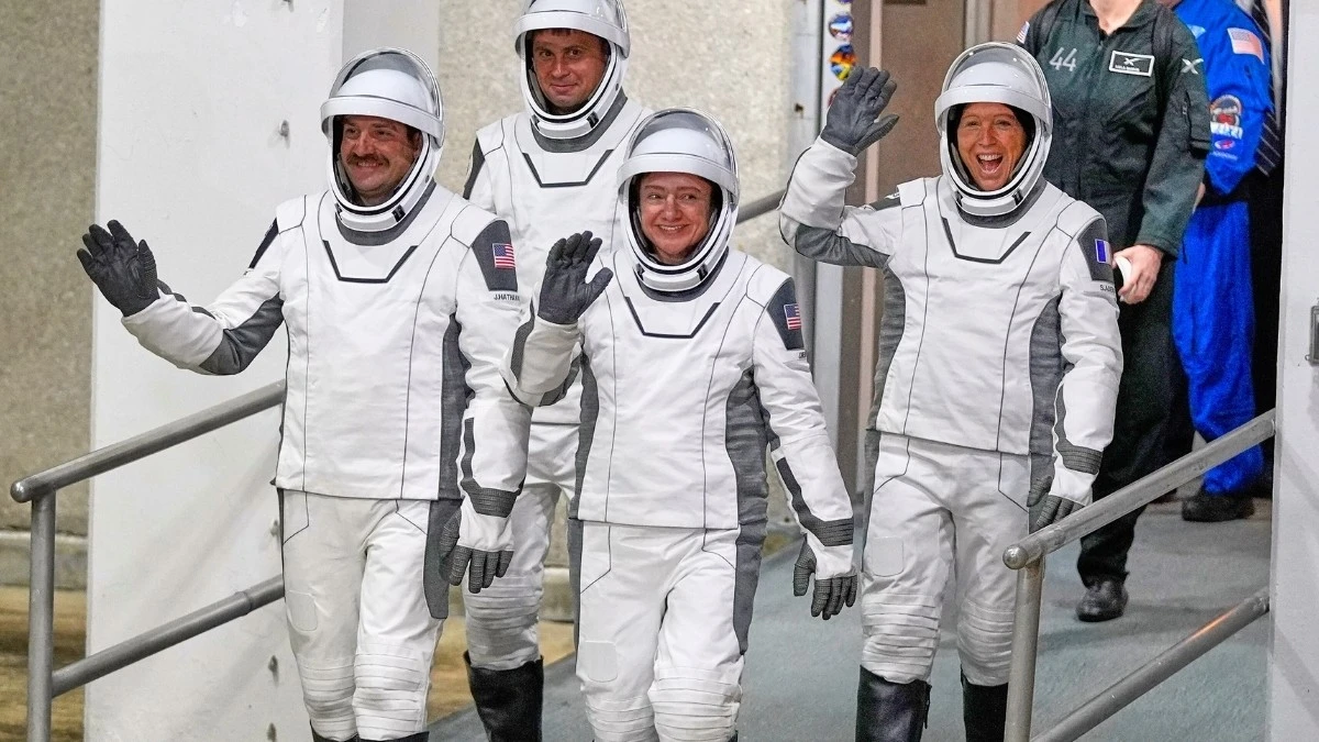Quattro Nuovi Astronauti Raggiungono la Stazione Spaziale Internazionale: Equipaggio Completo per la Ricerca