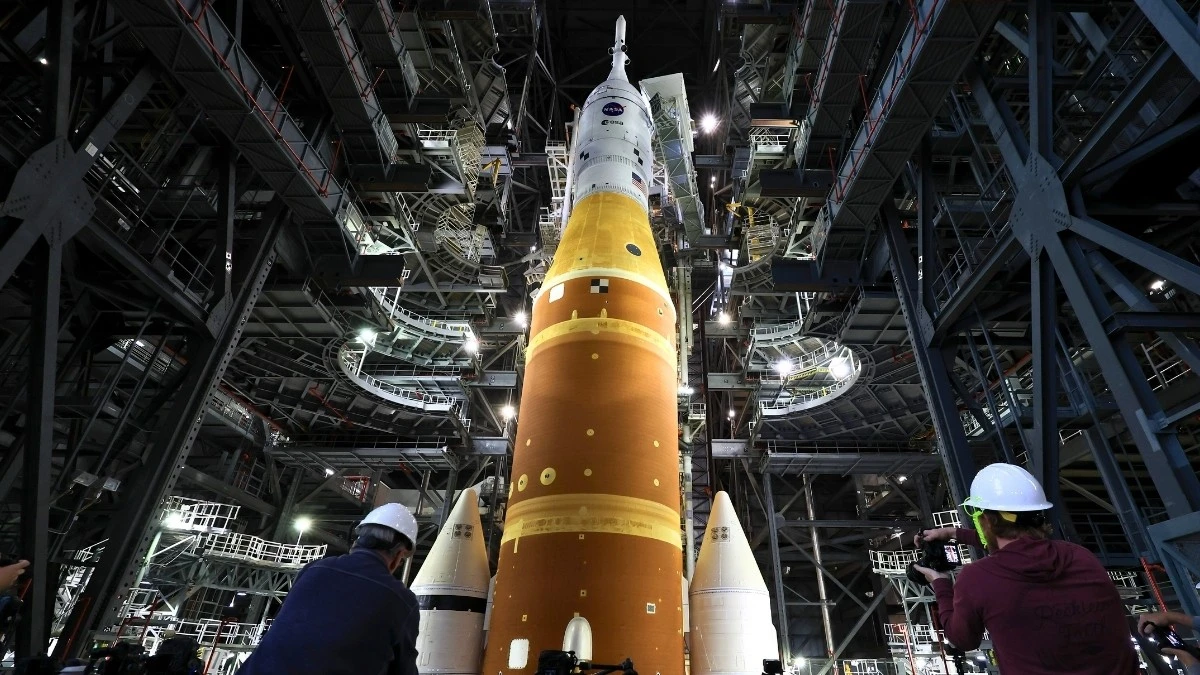Ritardo missione lunare NASA: le perdite di idrogeno mettono a rischio il sogno spaziale