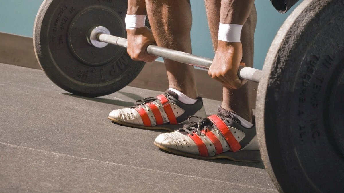 Scarpe per sollevare pesi: ecco cosa dice la scienza