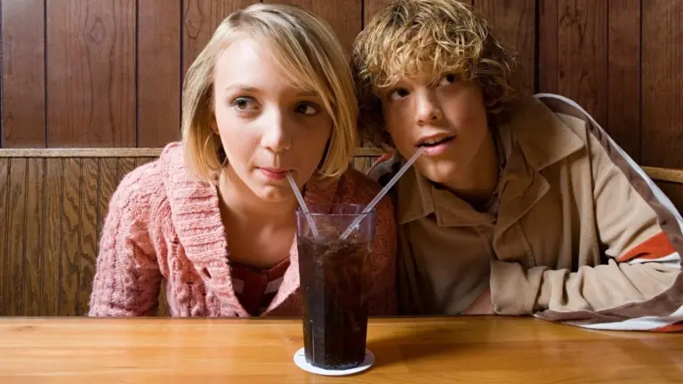 Semplice Riduzione, Immenso Beneficio: Come Eliminare le Bevande Zuccherate Potrebbe Trasformare la Salute Mentale degli Adolescenti
