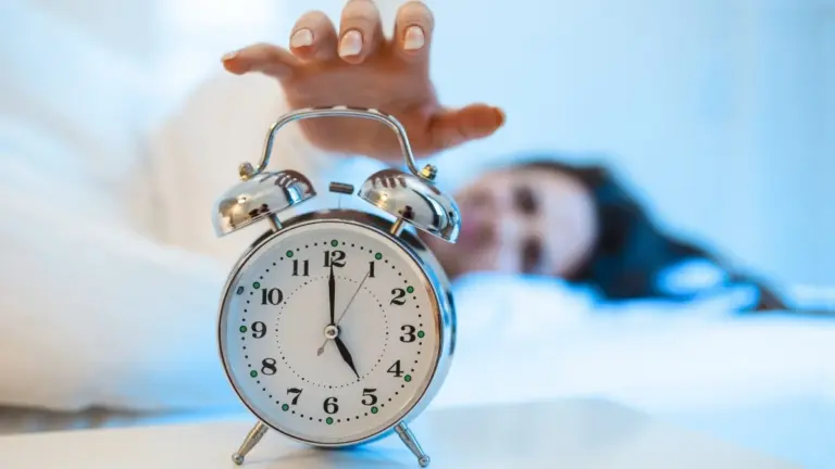 Svegliarsi alle 5 del mattino: la promessa di produttività con un prezzo nascosto
