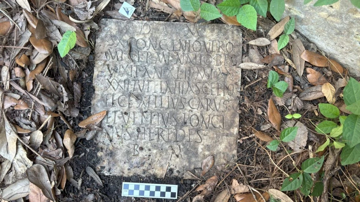 Un'antica lastra funeraria romana scoperta in un giardino a New Orleans