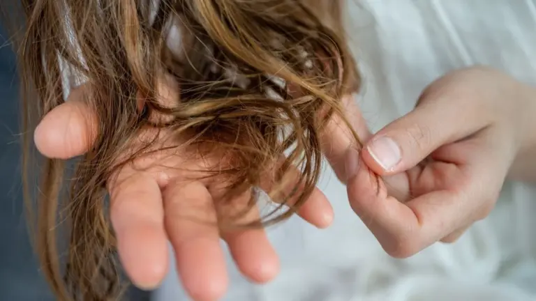 Un segnale del Parkinson potrebbe nascondersi nei tuoi capelli, rivela uno studio