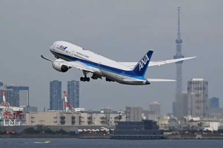 Volo di 14 ore nel nulla: Aereo per la Germania torna indietro sopra l'Artico
