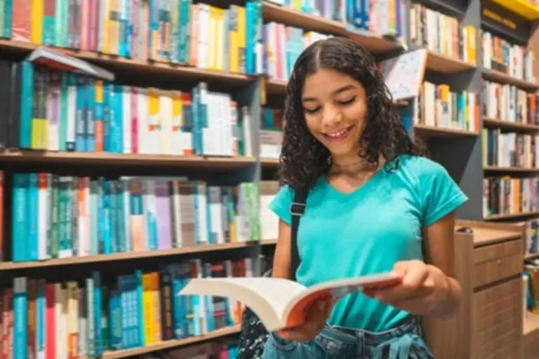 Il "Metodo Svedese": 4 Trucchi Rivoluzionari per Far Preferire la Carta ai Tuoi Figli nel Mondo Digitale