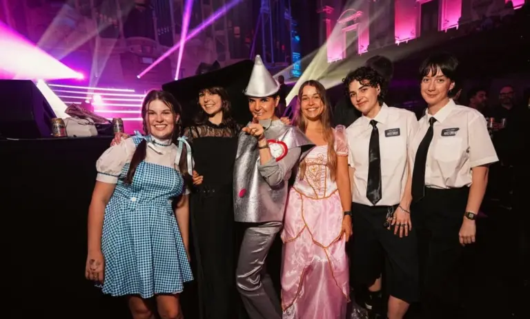 In 56 anni esco in discoteca con le mie figlie adolescenti: ecco perché potresti voler fare lo stesso