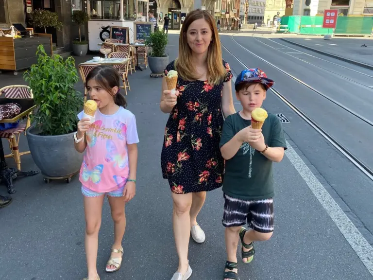 Infanzia globale: Svizzera, Australia, USA a confronto – cosa ho imparato