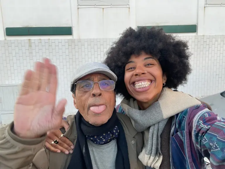 Mio nonno viaggia per il mondo per vedermi nonostante l'Alzheimer: i suoi viaggi sono un tesoro di ricordi