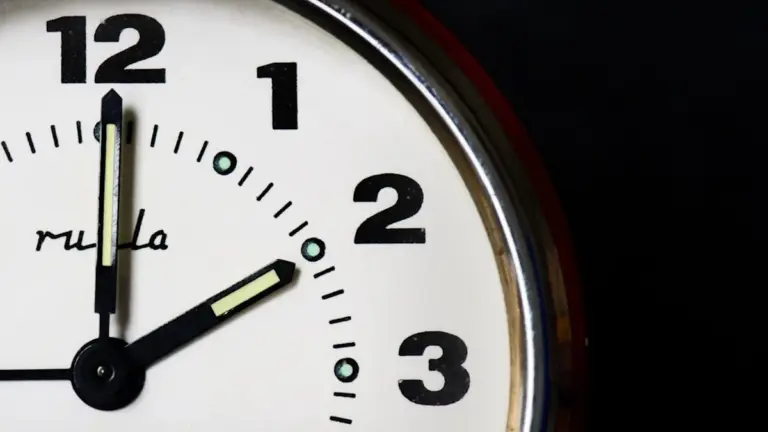 ZEITUMSTELLUNG 2026: Come l'ora legale ti inganna (e come ingannare il tuo corpo)